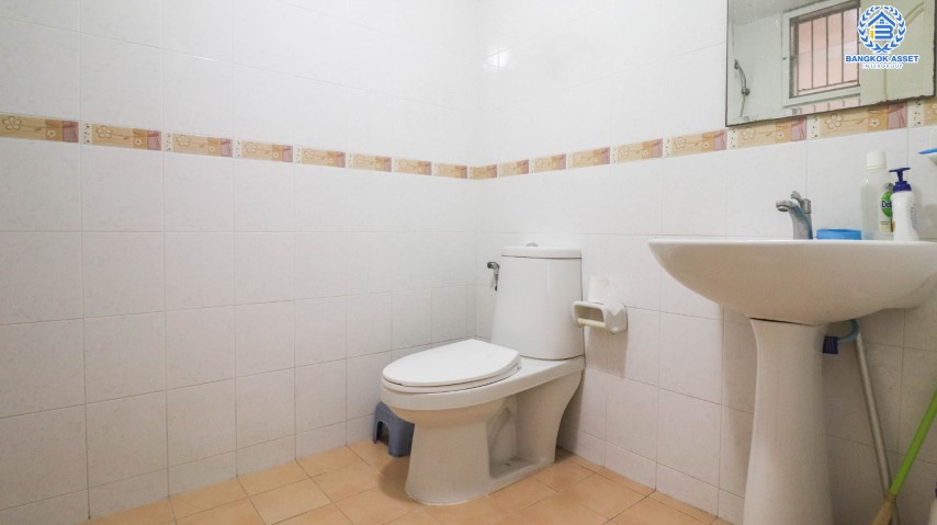 บ้านแฝดมือสองย่านนนทบุรี  ม. บางกอกการ์เด้นท์ บางใหญ่-กาญจนาฯ บนเนื้อที่ 35 ตร.ว.  ฟังก์ครบจัดเต็ม 3 ห้องนอน 3 ห้องน้ำ จอดรถ 2 คัน บ้านสวยมากพร้อมอยู่ บรรยากาศร่มรื่น สงบ  บนทำเลที่ดี เดินทางสะดวก ใกล้เซ็นทรัลเวสต์เกต และทางด่วนศรีรัช  เพียงไม่กี่นาถึงถึง รถไฟฟ้าสถานี "ตลาดบางใหญ่" พร้อมราคาสุดพิเศษ!